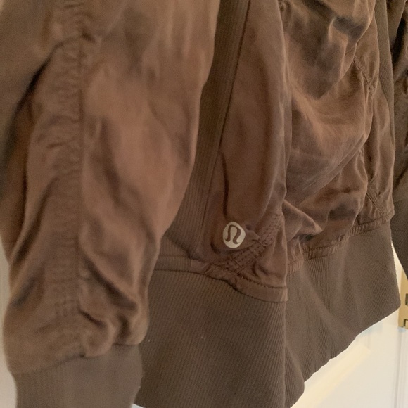 Lululemon Run Jacket Dark Green Zip up sweater lined with a soft fabric - Picture 4 of 5